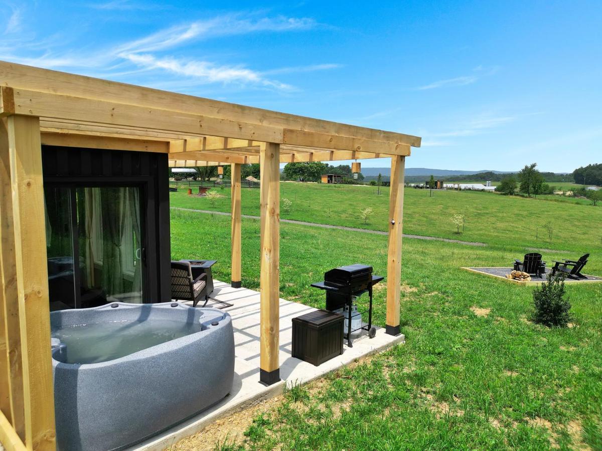 Charming Container Getaway Amidst Rural Serenity *