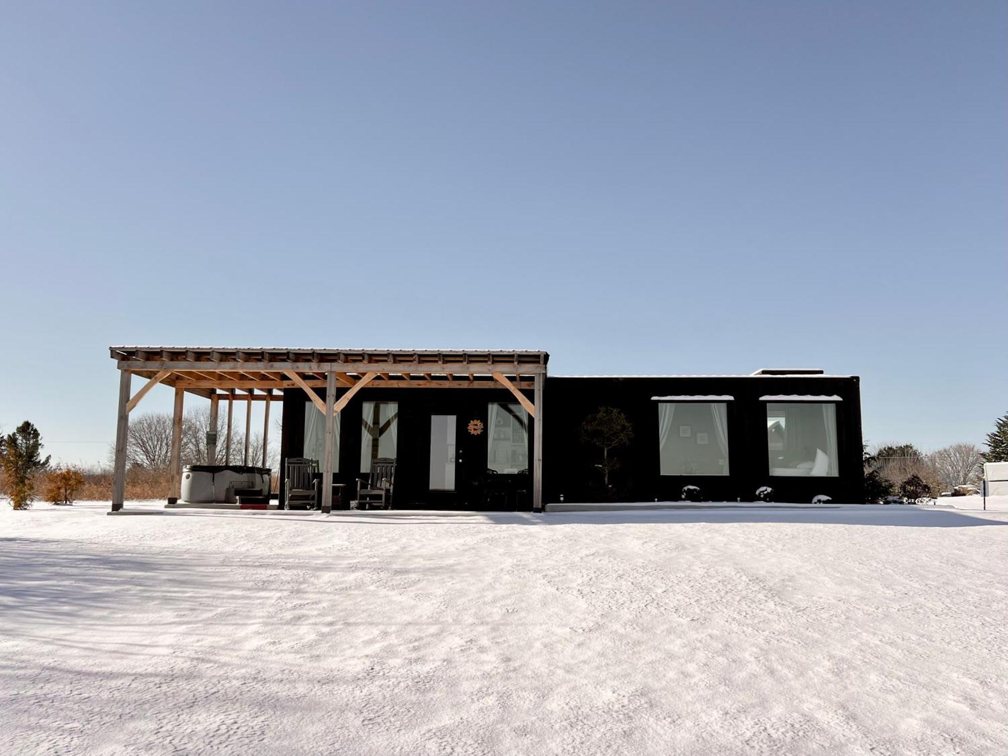 Charming Container Getaway Amidst Rural Serenity *